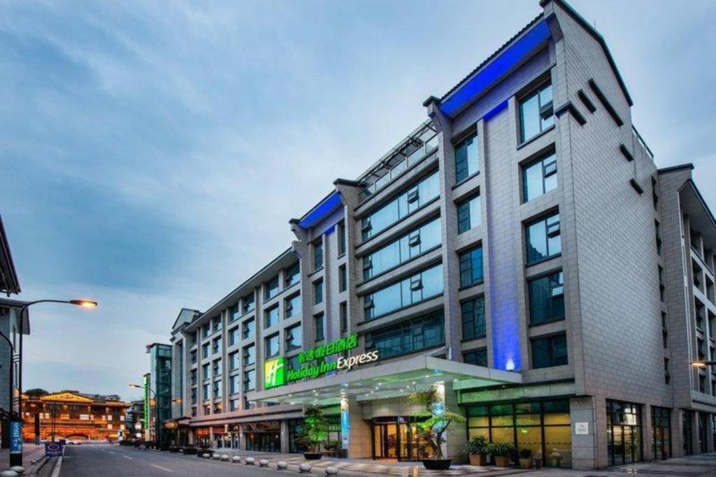 Holiday Inn Express Dujiangyan Ancient City Екстериор снимка